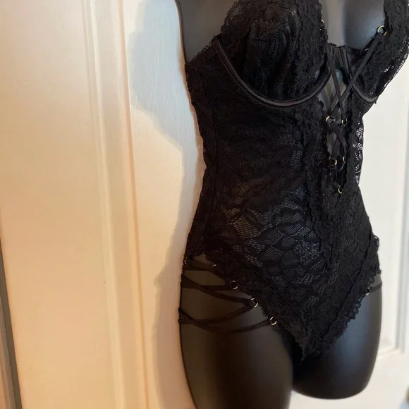 “FREDERICK’S OF HOLLYWOOD” Strappy Lace Teddy - Picture 14 of 16